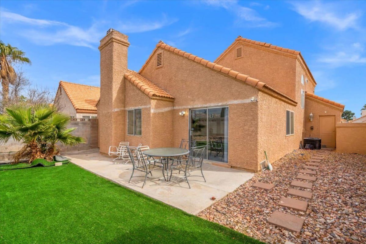 Las Vegas vacation rental miutes from the strip offering a military discount on Crewdogs